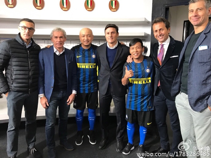 徐峥发微博宣布与宋小宝转会国际米兰 合影萨