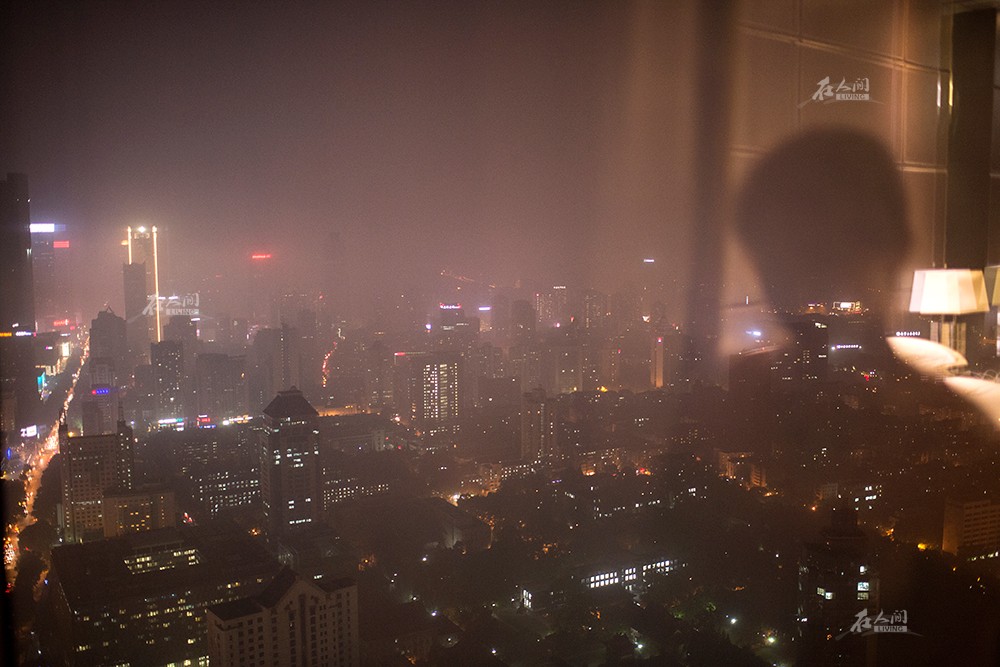 5月18日,南京,酒店外灯火通明,黄艳看着窗外的夜景发呆.